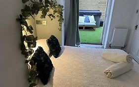 Town Centre Apartment With Hot Tub