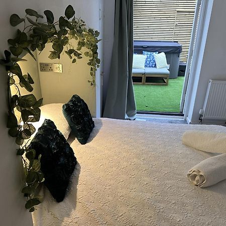 Town Centre Apartment With Hot Tub Cheltenham Exterior photo