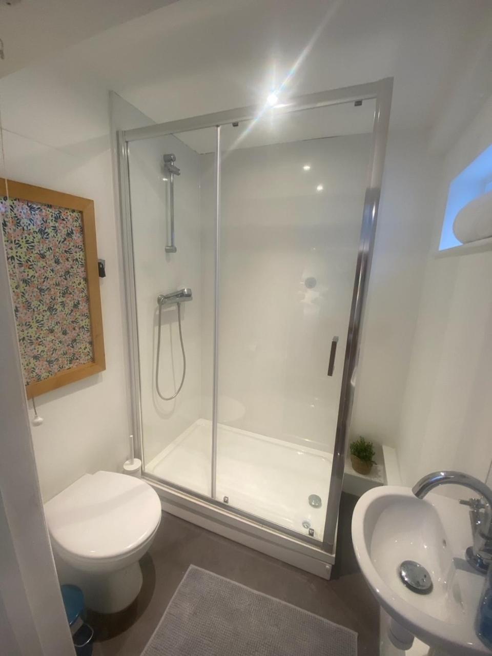 Town Centre Apartment With Hot Tub Cheltenham Exterior photo