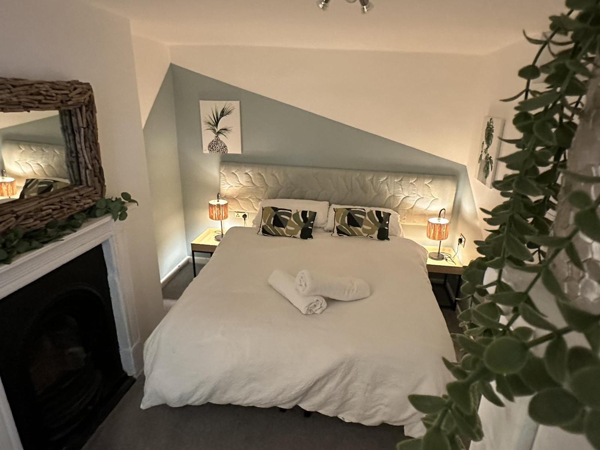 Town Centre Apartment With Hot Tub Cheltenham Exterior photo