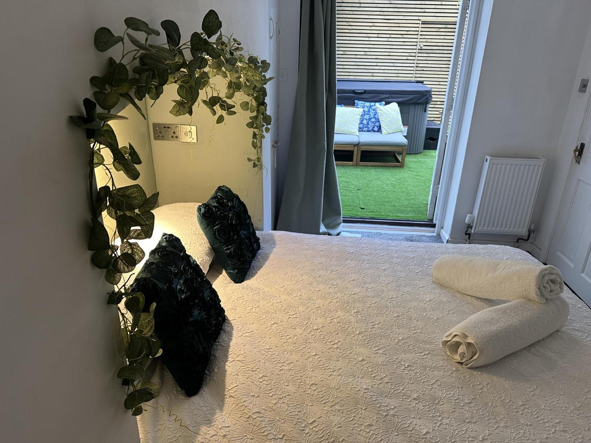 Town Centre Apartment With Hot Tub Cheltenham Exterior photo