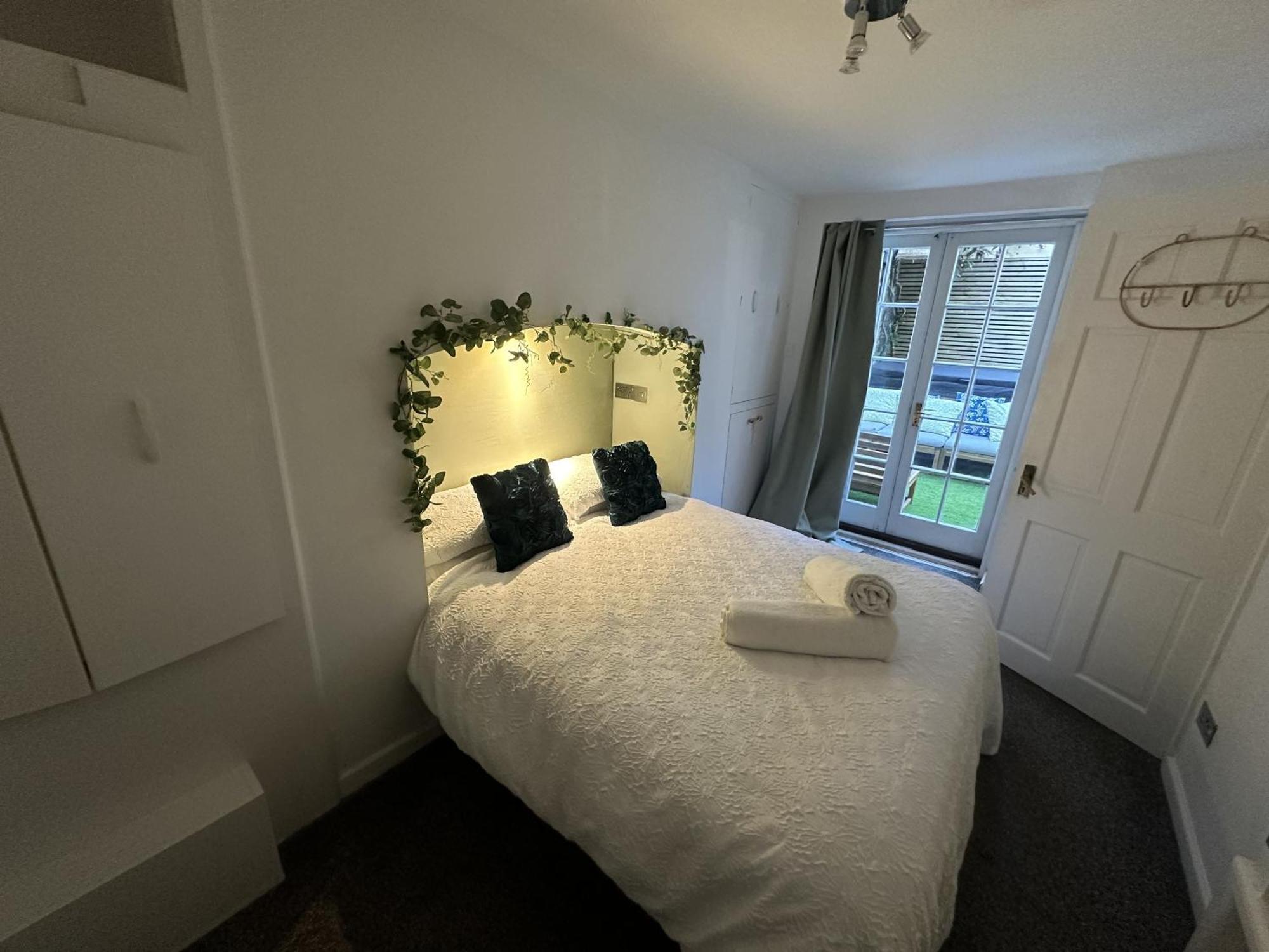Town Centre Apartment With Hot Tub Cheltenham Exterior photo