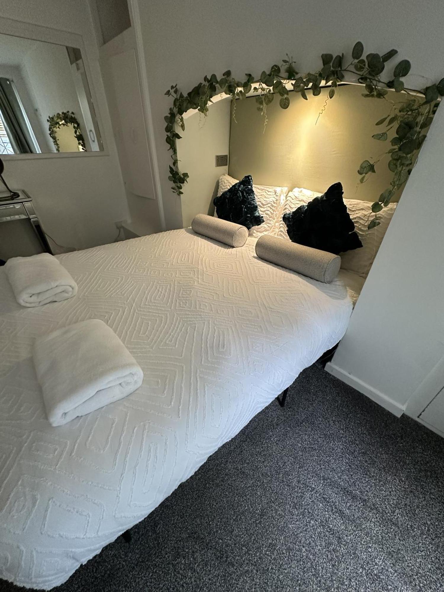 Town Centre Apartment With Hot Tub Cheltenham Exterior photo